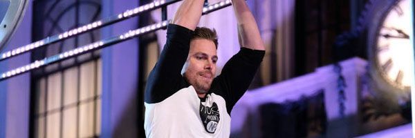 Regardez: Stephen Amell dirige le cours `` American Ninja Warrior '' pour le Red Nose Day