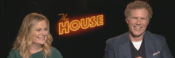 Гледайте как Ейми Полер и Уил Ферел карат Стив да се смее, докато популяризира „Къщата“