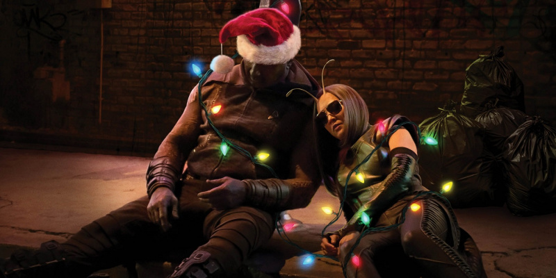 Drax und Mantis wurden im „The Guardians of the Galaxy“-Weihnachtsspecial auf dem mit Weihnachtslichtern bedeckten Bürgersteig ohnmächtig.