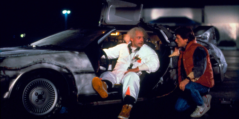   Doc und Marty unterhalten sich neben der Delorean-Zeitmaschine'Back to the Future'