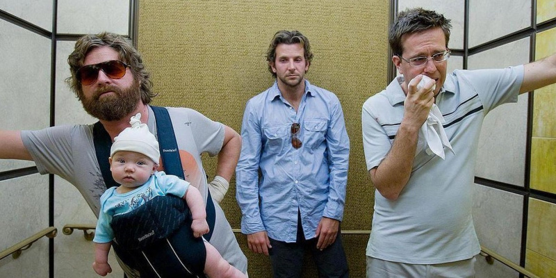Zach Galifianakis, Bradley Cooper und Ed Helms in einem Aufzug mit einem Baby in The Hangover