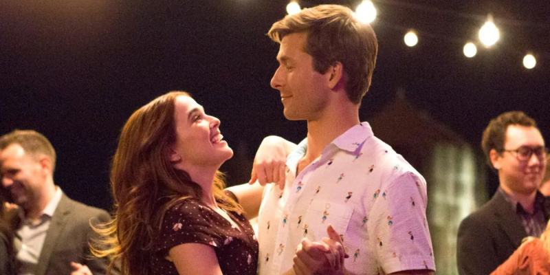   Zoey Deutch و Glen Powell في صورة ثابتة من Set It Up