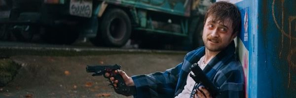 Regardez Samara Weaving poursuivre Daniel Radcliffe avec un lance-roquettes dans le clip 'Guns Akimbo'